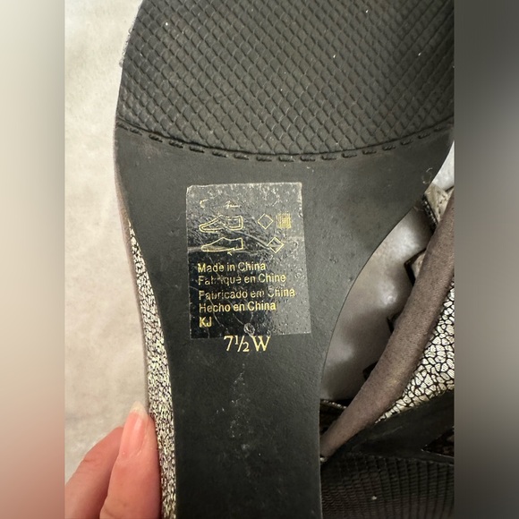 New York Transit silver rhinestone 7.5W wedge heel sandals - Picture 6 of 7